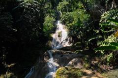 Wasserfall-mit-Kneipe-in-Laos-11