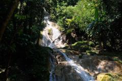 Wasserfall-mit-Kneipe-in-Laos-4