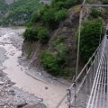 Mutprobe Hängebrücke bei Lahic