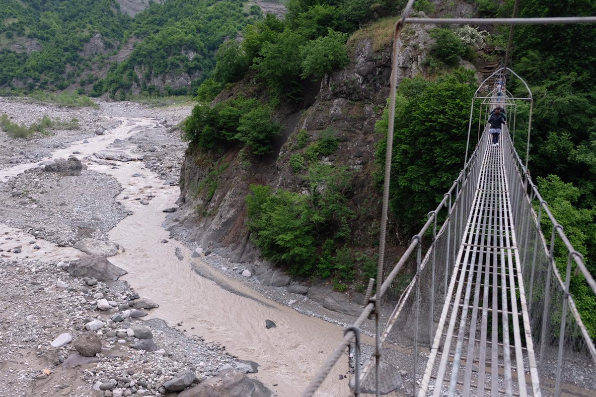 Mutprobe Hängebrücke bei Lahic