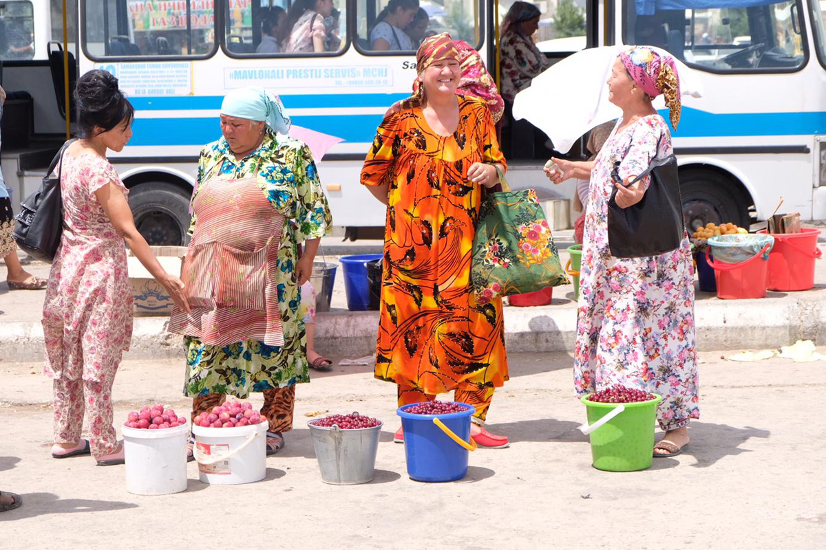 Straßenhändlerinnen in Samarkand - Usbekistan