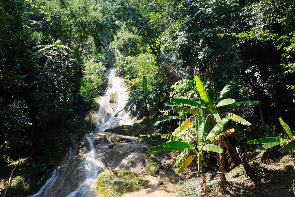 Wasserfall mit Kneipe